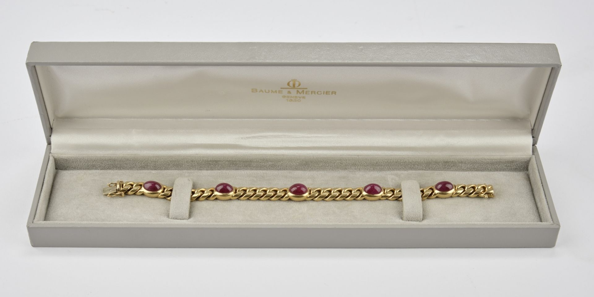Armband, GG 750, 5 Rubin-Cabochons zus. ca. 16.10 ct. (lt. Gutachten), 18 cm lang, 7.5 mm breit - Bild 3 aus 3