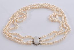 Perlenkette, dreireihig, Perlen 7.3 mm, Schließe WG 585, mit Opal ca. 15 ct., zwei Reihen lose