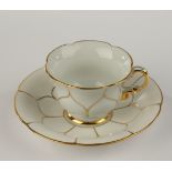 Mokkatasse mit Untertasse, Meissen, Schwertermarke, 2. Wahl, B-Form, Goldzier, Goldrand, 5.2 cm hoc