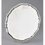 Vorlegeplatte, Silber 835, passig-geschweifter Profilrand, glatter Spiegel, ø 39 cm, ca. 905 g, Geb