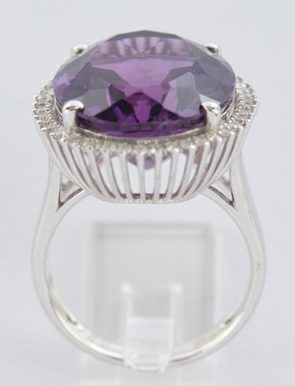 Ring, WG 750, Amethyst ca. 16.51 ct., Brillanten zus. ca. 0.34 ct., etwa tw/vs-si - Image 3 of 5