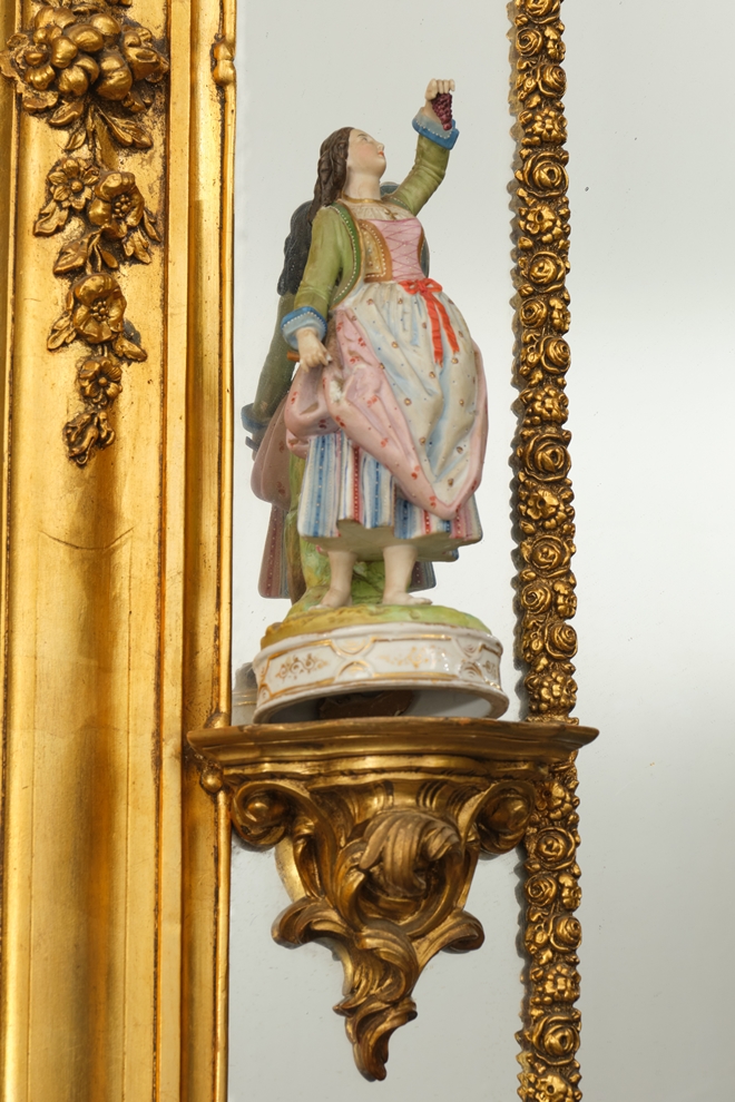 Großer Wandspiegel mit 4 Porzellanfiguren im barocken Stil, 19. Jh., Holzrahmen mit reichem florale - Image 5 of 5