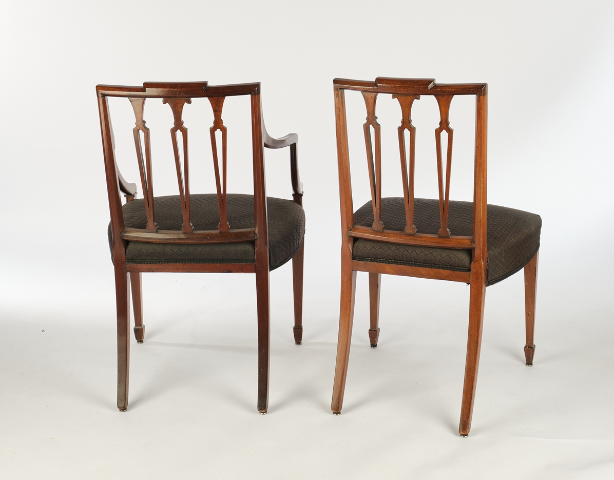 Satz von 10 Stühlen im Hepplewhite-Stil, England, um 1770, Mahagoni, davon zwei Armlehnstühle, trap - Image 3 of 3