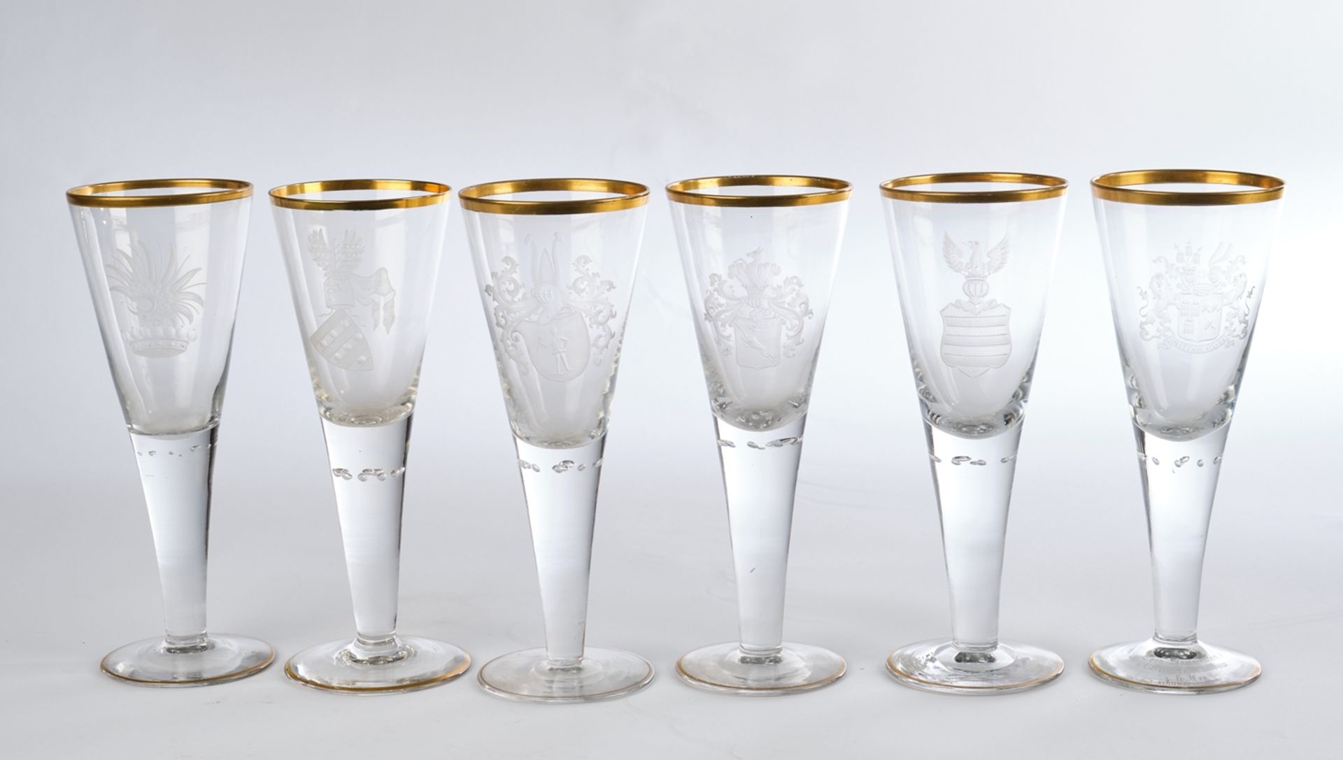 6 Pokalgläser, um 1891, farbloses Kristallglas, trichterförmige Kuppa je mit unterschiedlicher Wapp
