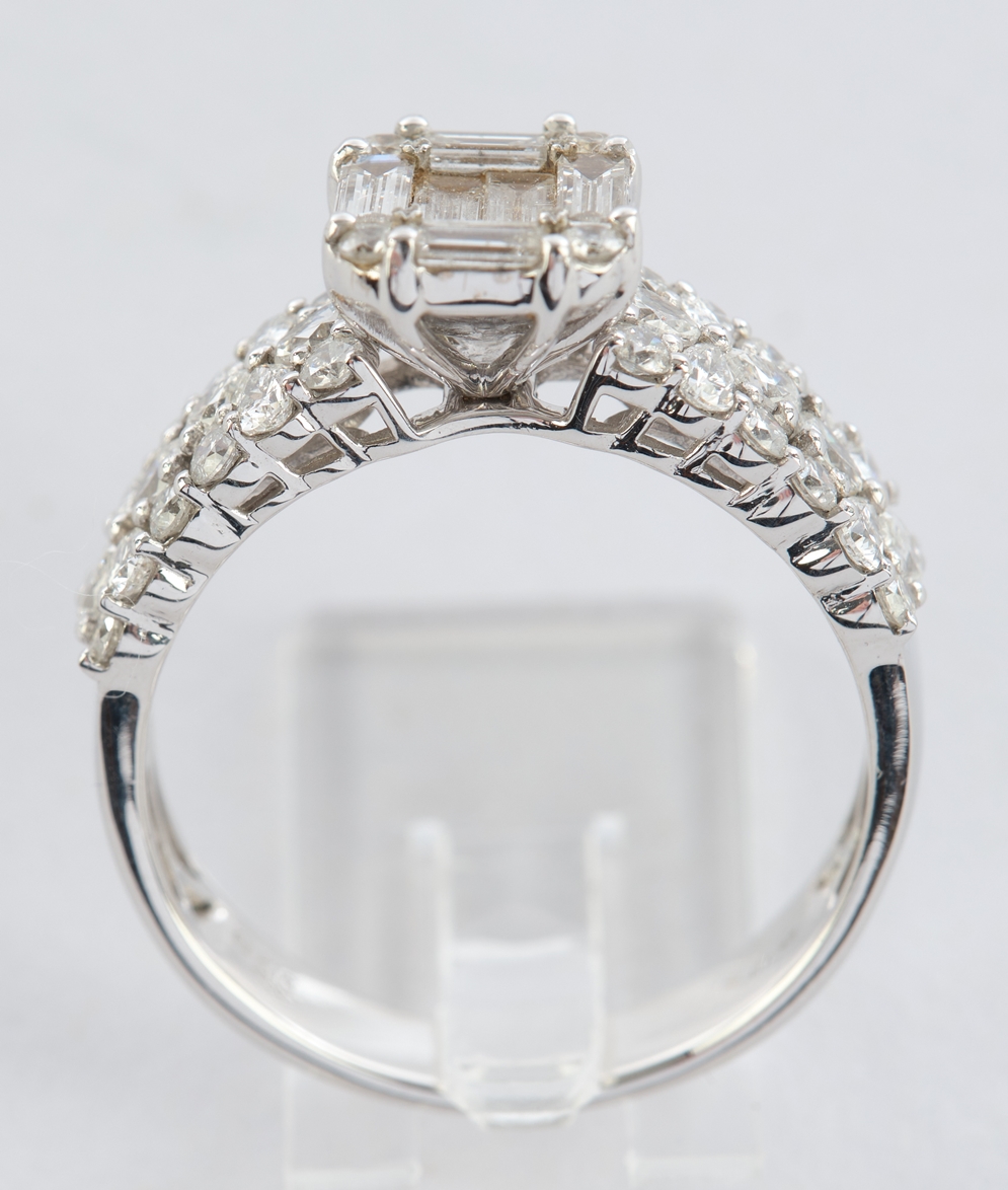 Ring, WG 750, Brillanten und Diamanten zus. ca. 2.45 ct., G-H, etwa tw/vs-si - Image 3 of 3