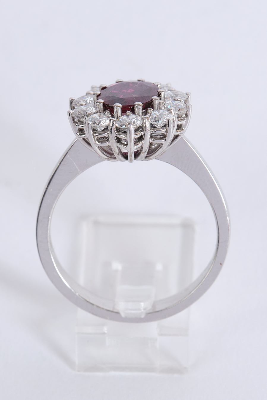 Ring, WG 750, 10 Diamanten zus. ca. 1.50 ct., etwa tw/vsi, Brillantschliff, 1 Rubin ca. 9.1 x 6.3 m - Image 3 of 3