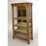 Vitrine, Biedermeier, 1. Drittel 19. Jh., Nussbaum furniert, eintüriger Korpus mit dreiseitiger Ver