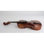Violine, innen Etikett "Louis Dölling Jr. / Markneukirchen 1928", unterseitig Stempel "Amati", mit
