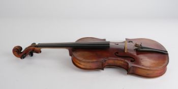 Violine, innen Etikett "Louis Dölling Jr. / Markneukirchen 1928", unterseitig Stempel "Amati", mit 