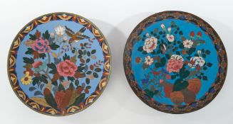 2 Platten, Japan, um 1900, Cloisonné, farbige Blütendekore auf blauem Grund, Randbordüren, ø 30 cm,