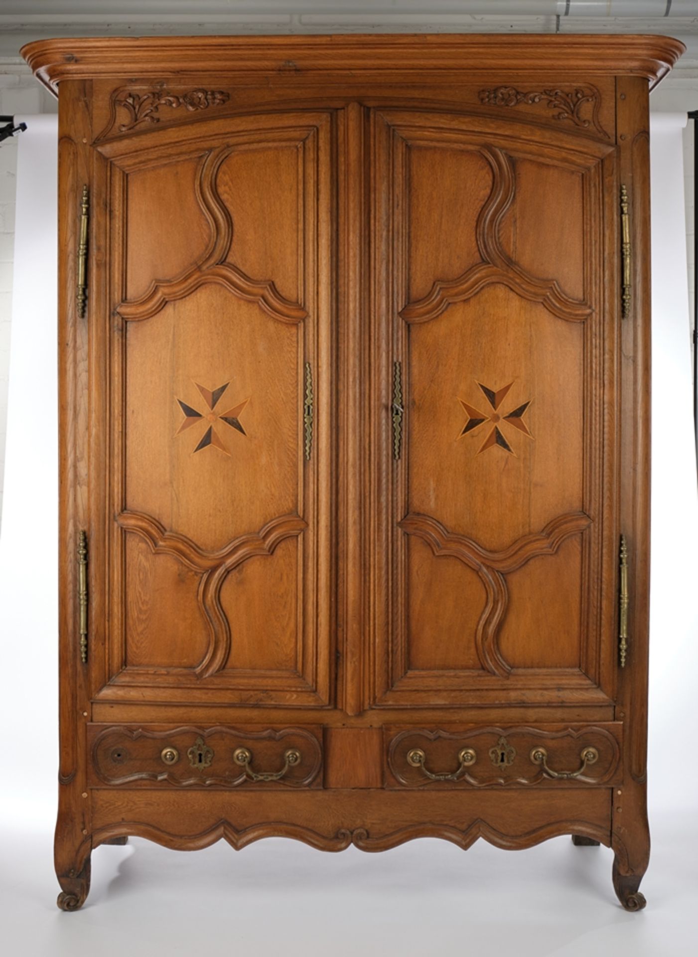 Dielenschrank, Frankreich, um 1800, Eiche, zweitüriger Korpus mit Sockelschüben auf Volutenfüßen, T