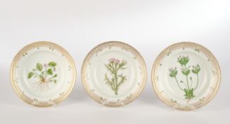 3 tiefe Teller, "Flora Danica", Royal Kopenhagen, 2. Hälfte 20. Jh., Modellnummer 3546, polychrom u