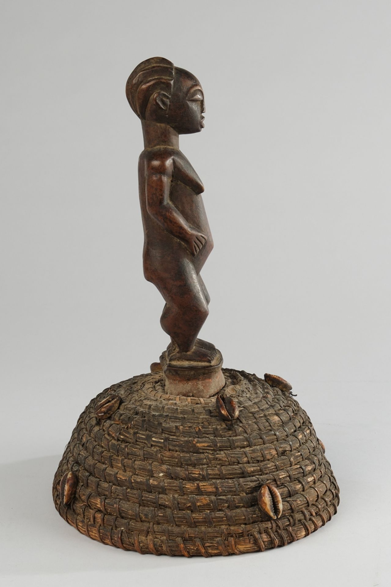 Tanzaufsatz, Luba, Kongo, Afrika, stehende weibliche Figur aus Holz auf Kappe aus Pflanzenfasern mi - Image 2 of 4