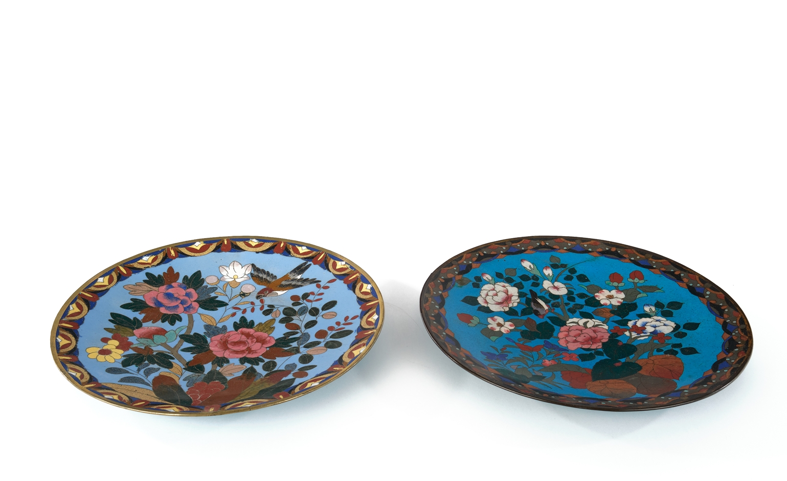 2 Platten, Japan, um 1900, Cloisonné, farbige Blütendekore auf blauem Grund, Randbordüren, ø 30 cm, - Image 2 of 3