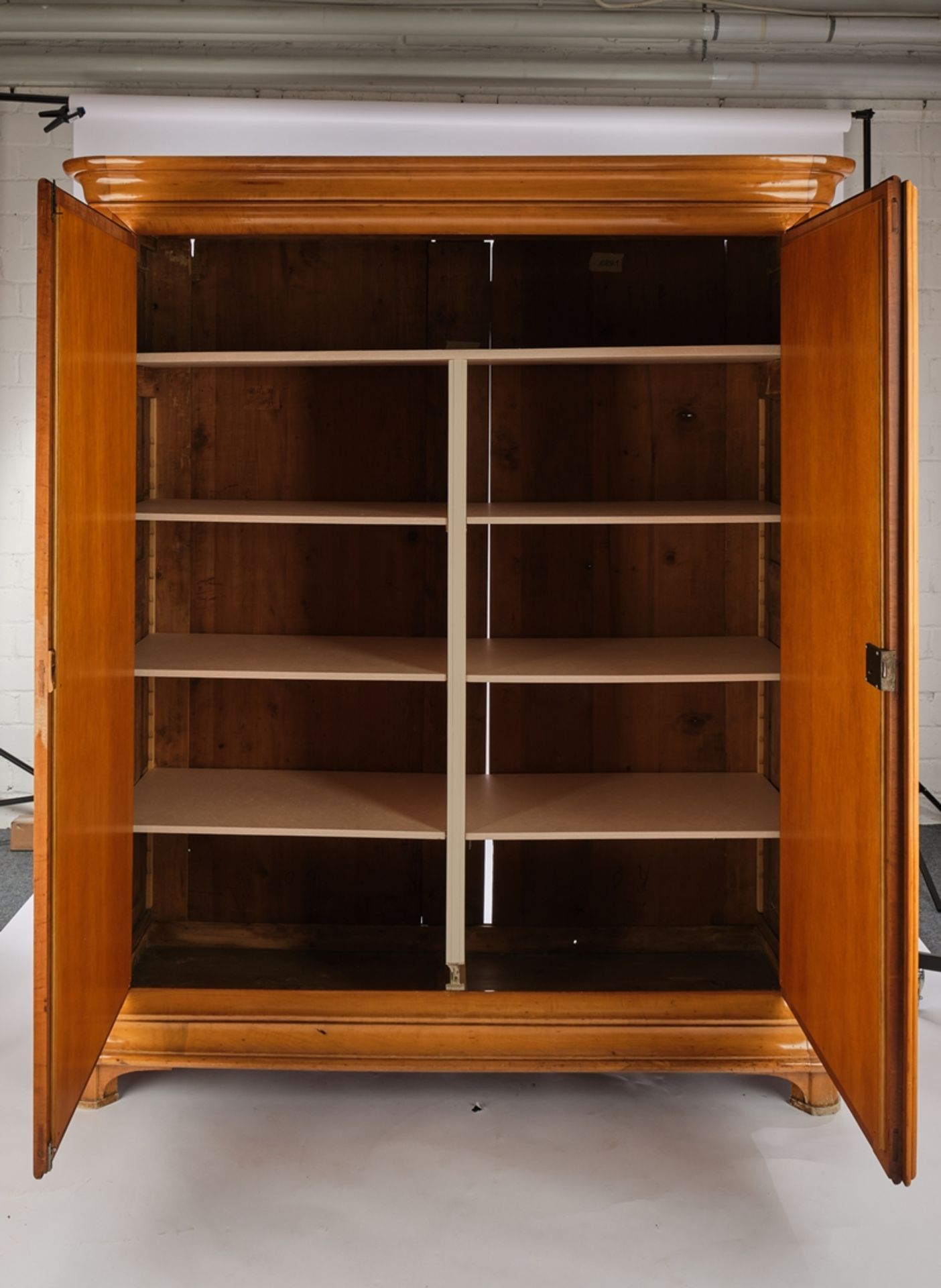 Schrank, Biedermeier, um 1830, Birnbaum, zweitüriger Korpus mit gerundeten Ecken, Inneneinrichtung  - Bild 2 aus 3