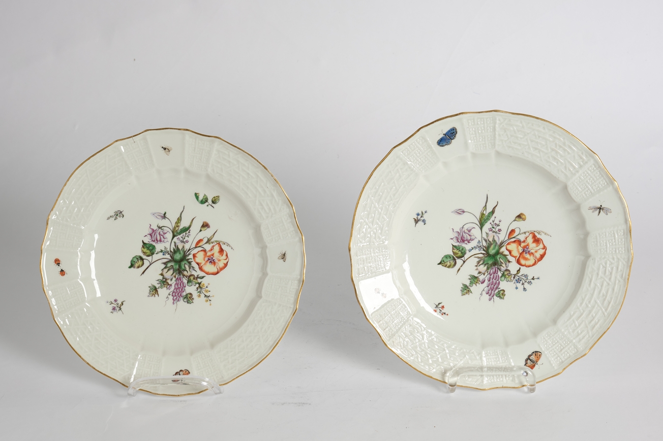 2 Teller mit Haselnüssen und Blumen, Nymphenburg, um 1765, ein Teller mit Pressmarke IP2 und /, der