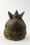 Helmmaske, "sowei", Mende, Sierra Leone, Holz, dunkelbraun, Randlochung, 25 cm hoch, Alters- und Ge