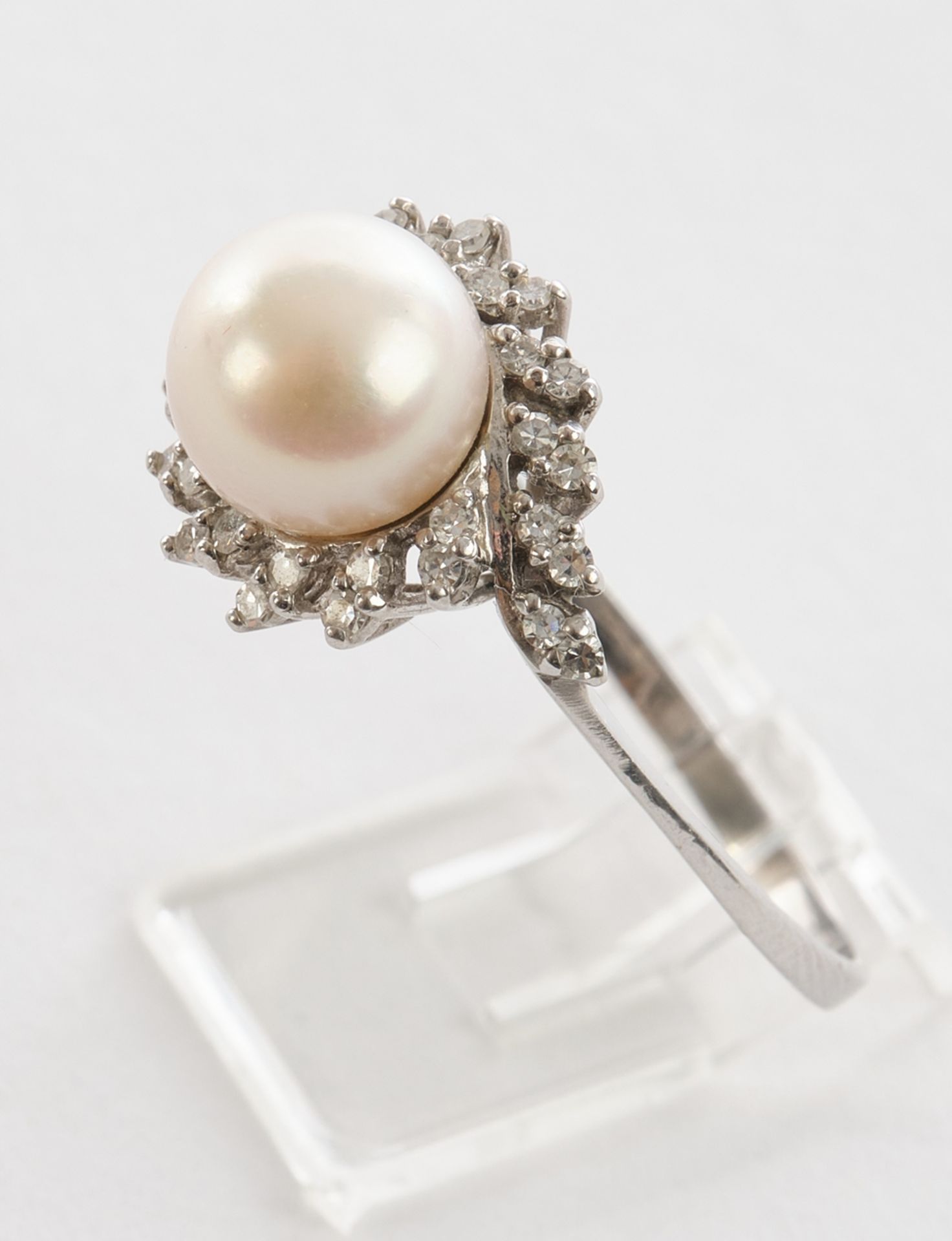 Blütenring, WG 750 geprüft, mit Perle und Brillanten, 31 Achtkantdiamanten (ein Stein fehlt), 4.1 g - Bild 2 aus 3