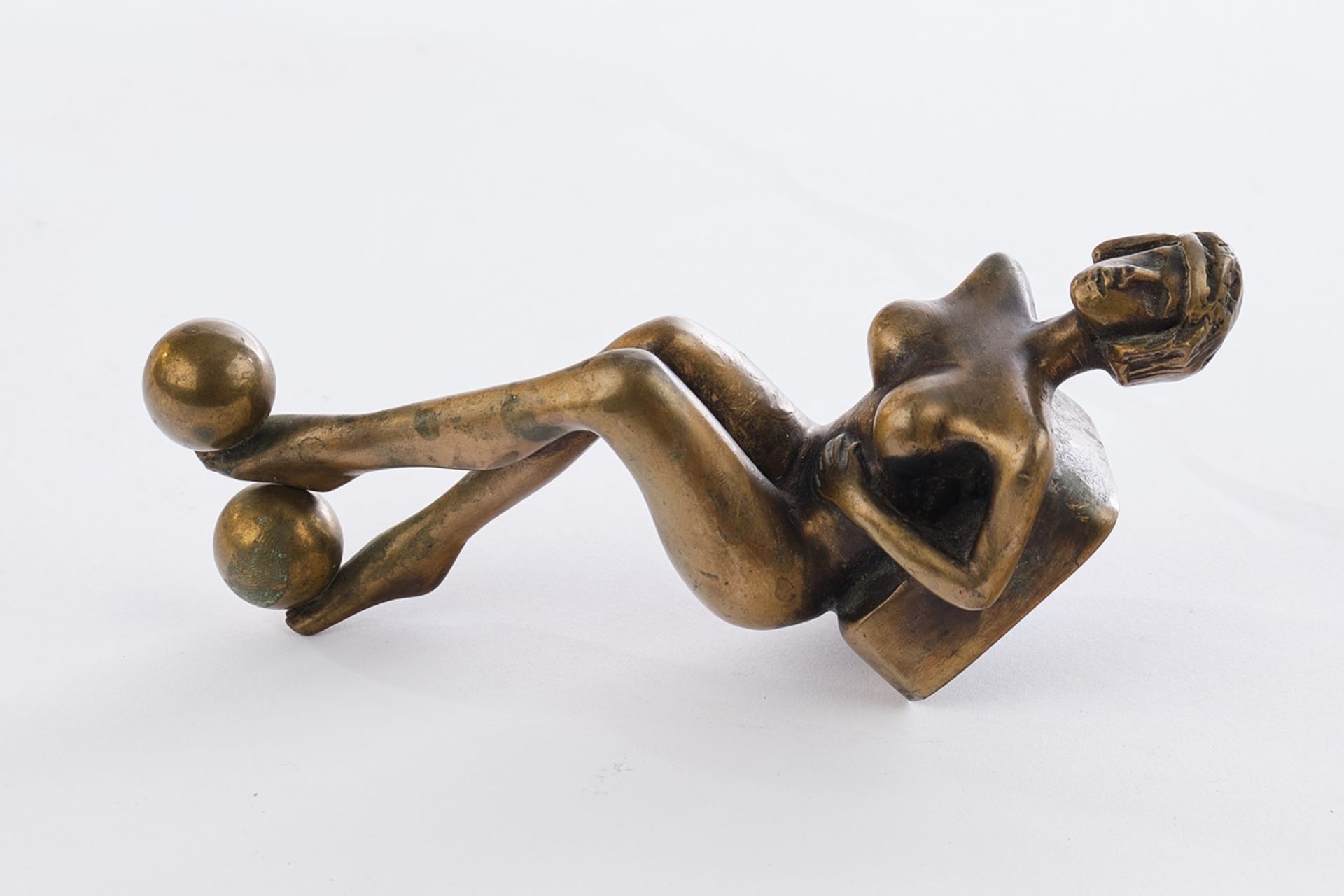 Bronze, "Liegender Akt mit Bällen", grün patiniert, bezeichnet und nummeriert B. Pal 2321/7500, 11.