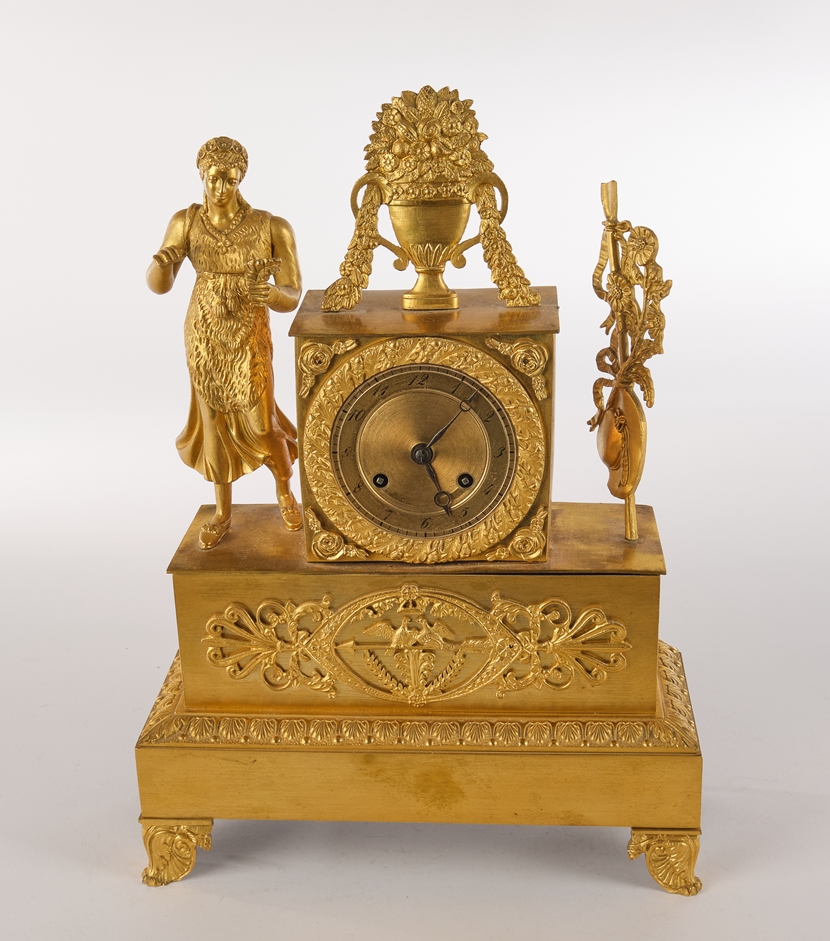 Figurenpendule, Frankreich, um 1840, Bronze, auf getrepptem Sockel mit Applikation das Uhrengehäuse