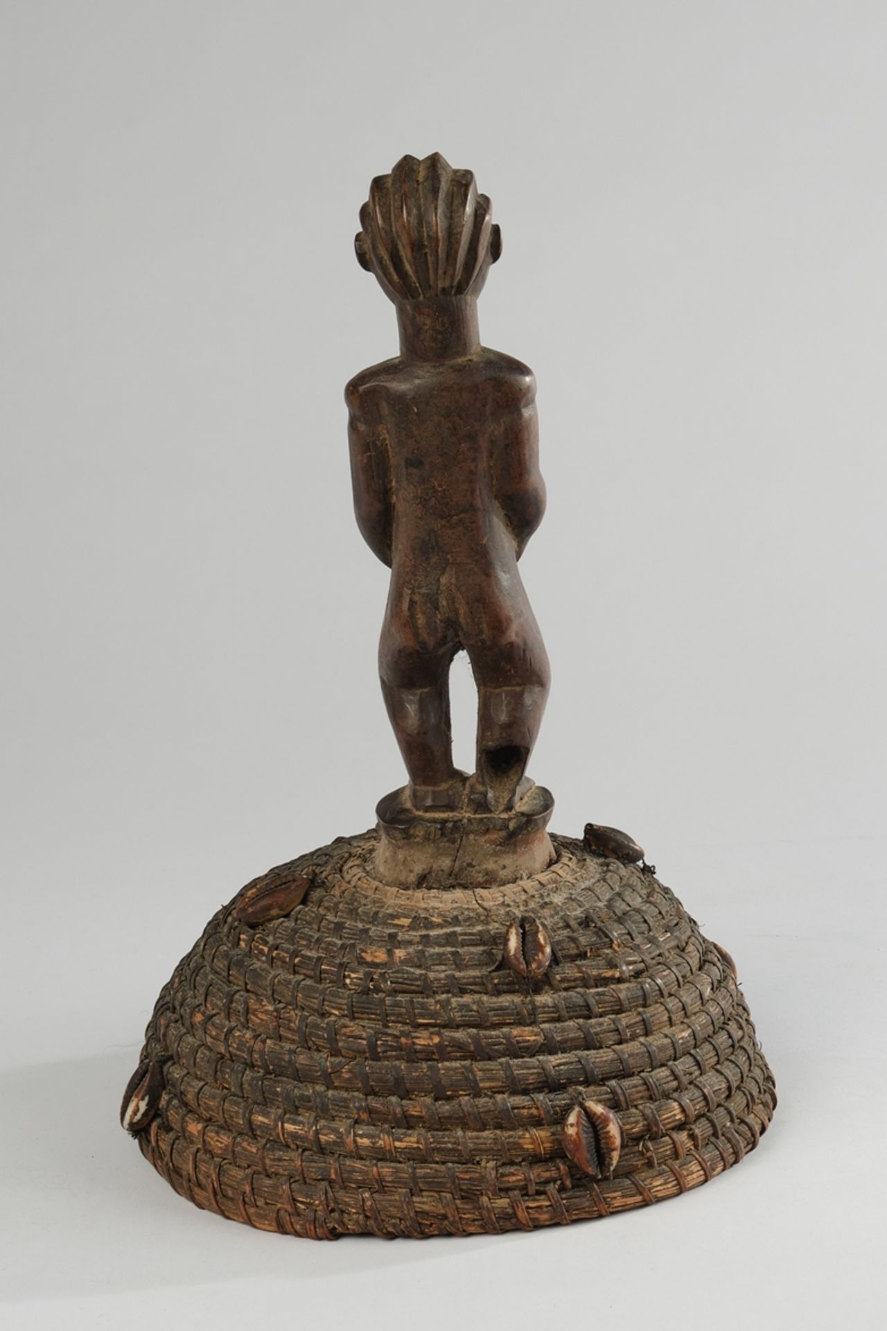 Tanzaufsatz, Luba, Kongo, Afrika, stehende weibliche Figur aus Holz auf Kappe aus Pflanzenfasern mi - Image 3 of 4