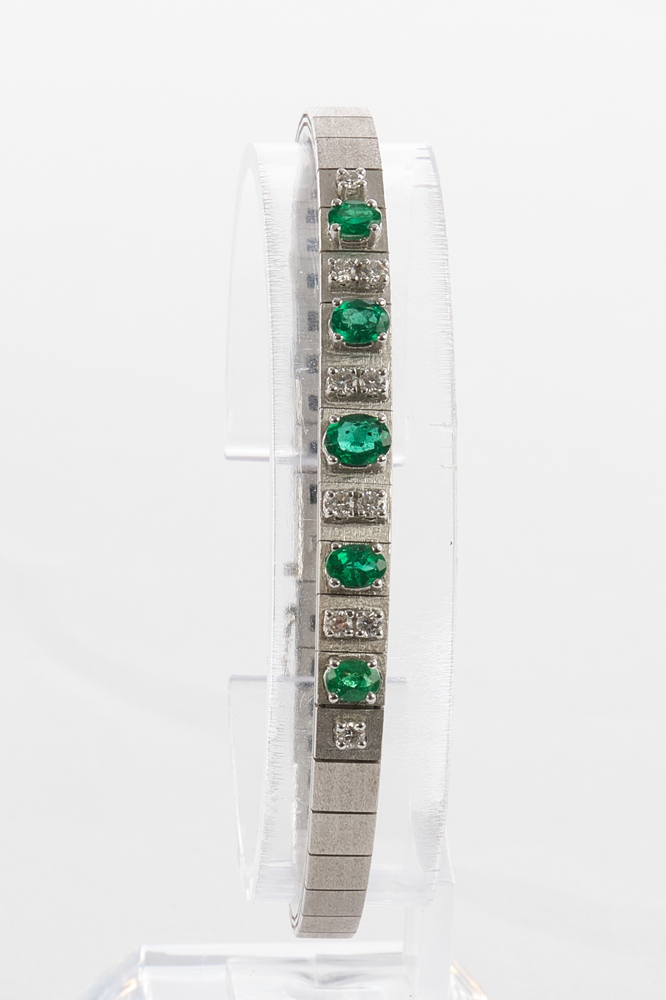 Armband, WG 585, 5 Smaragde zus. ca. 1.34 ct., 10 Brillanten zus. ca. 0.34 ct., 18.7 g - Image 2 of 3