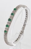 Armband, WG 585, 5 Smaragde zus. ca. 1.34 ct., 10 Brillanten zus. ca. 0.34 ct., 18.7 g