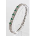 Armband, WG 585, 5 Smaragde zus. ca. 1.34 ct., 10 Brillanten zus. ca. 0.34 ct., 18.7 g