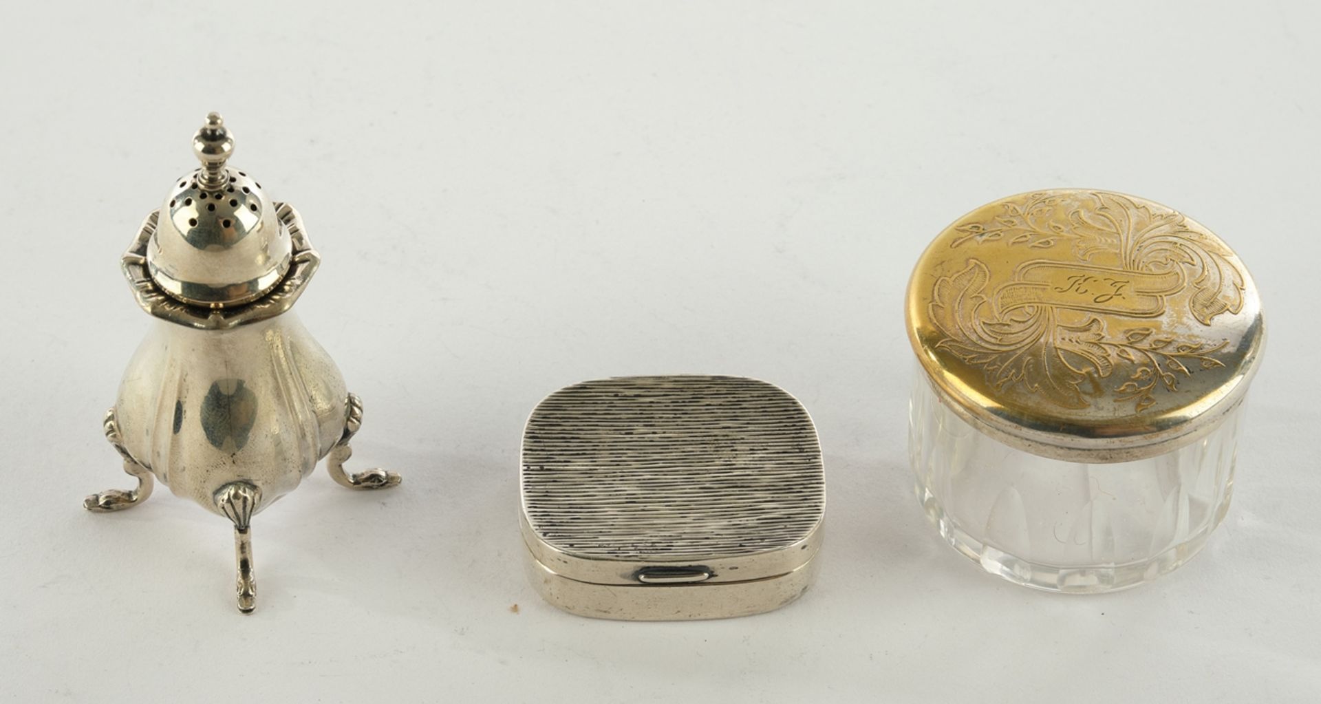 Pillendose, Silber 925, geriffelter Dekor, 1.3 x 4.5 x 4 cm, ca. 27 g;