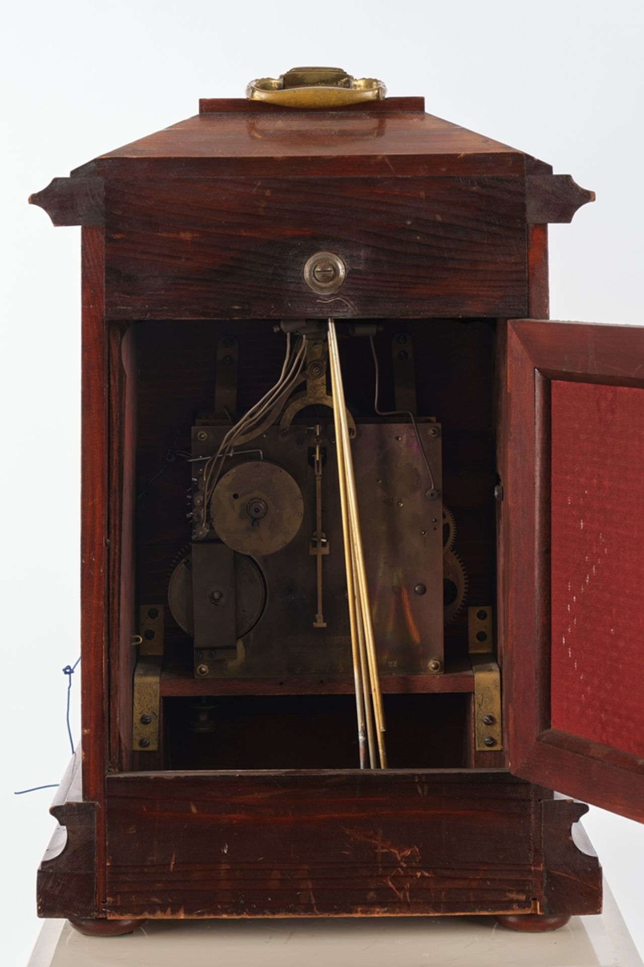 Bracket-Clock, deutsch, um 1900, Mahagonigehäuse, Tragegriff, silberfarbenes Zifferblatt, obere Sch - Image 3 of 4