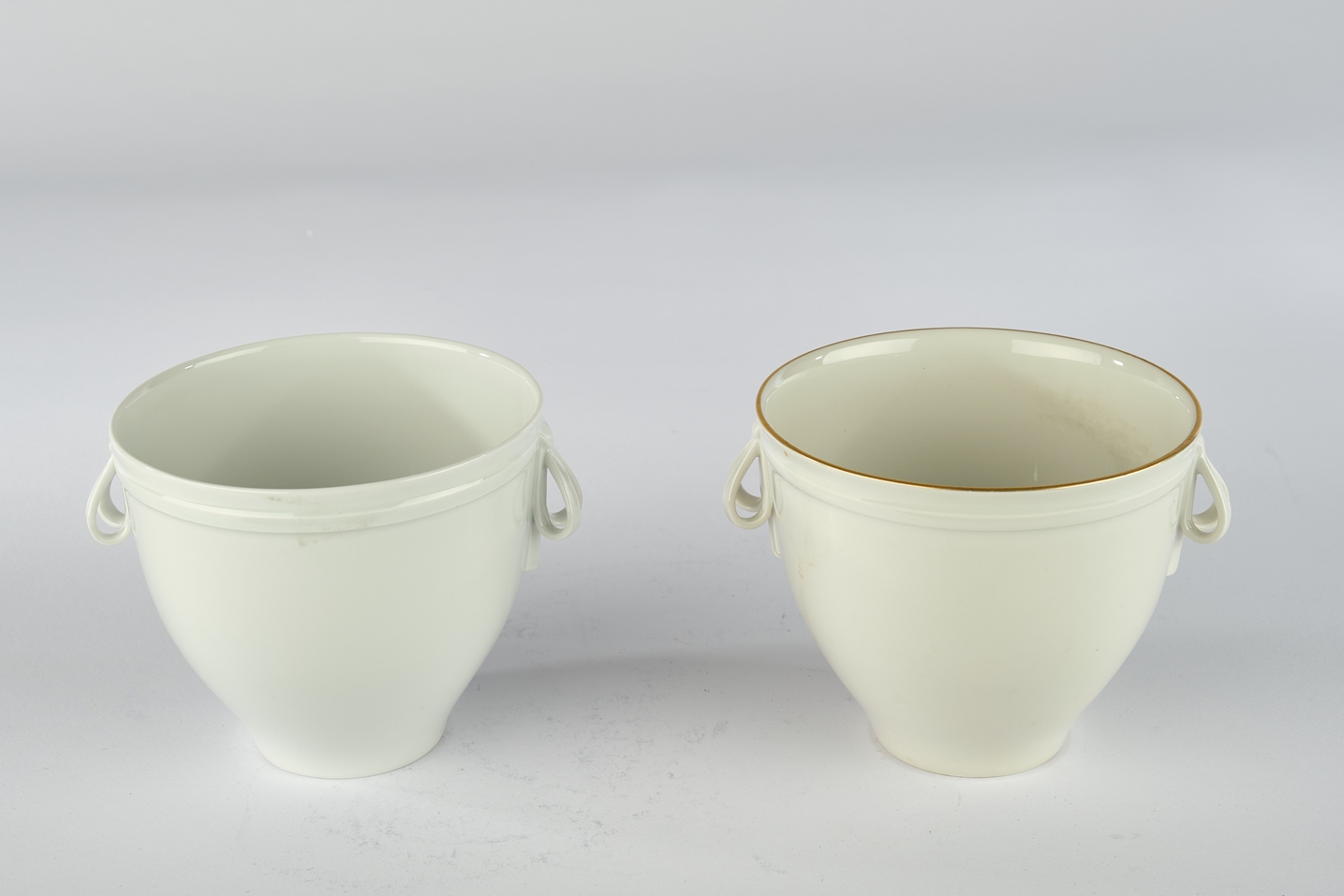 2 Cachepots, KPM Berlin, Weißporzellane, Schleifen, 1x Goldrand, 11.2 cm hoch, ø ca. 13 cm