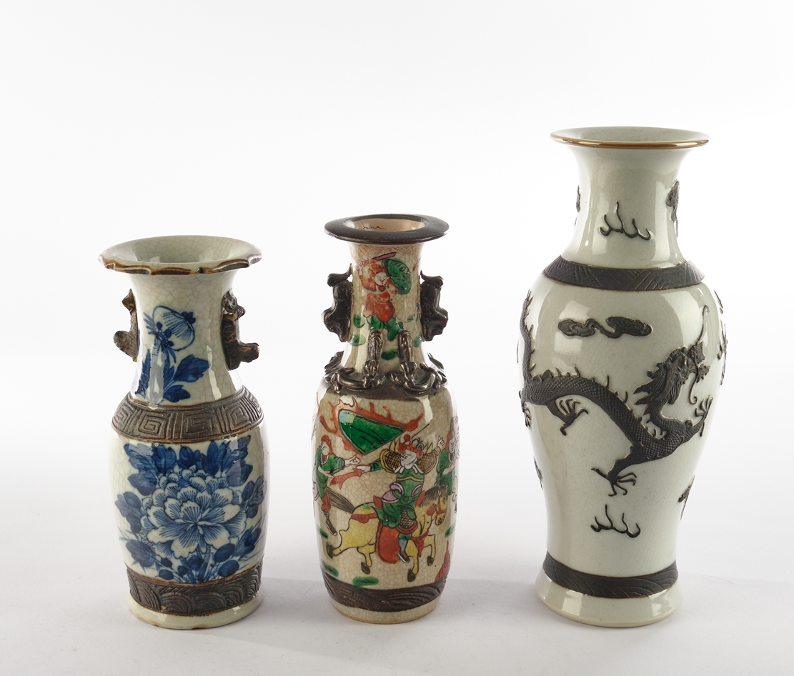 Konvolut 3 Balustervasen, China, um 1900, Porzellan, diverse Dekore, 23.5-30.5 cm hoch, 1x Hals res