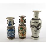 Konvolut 3 Balustervasen, China, um 1900, Porzellan, diverse Dekore, 23.5-30.5 cm hoch, 1x Hals res