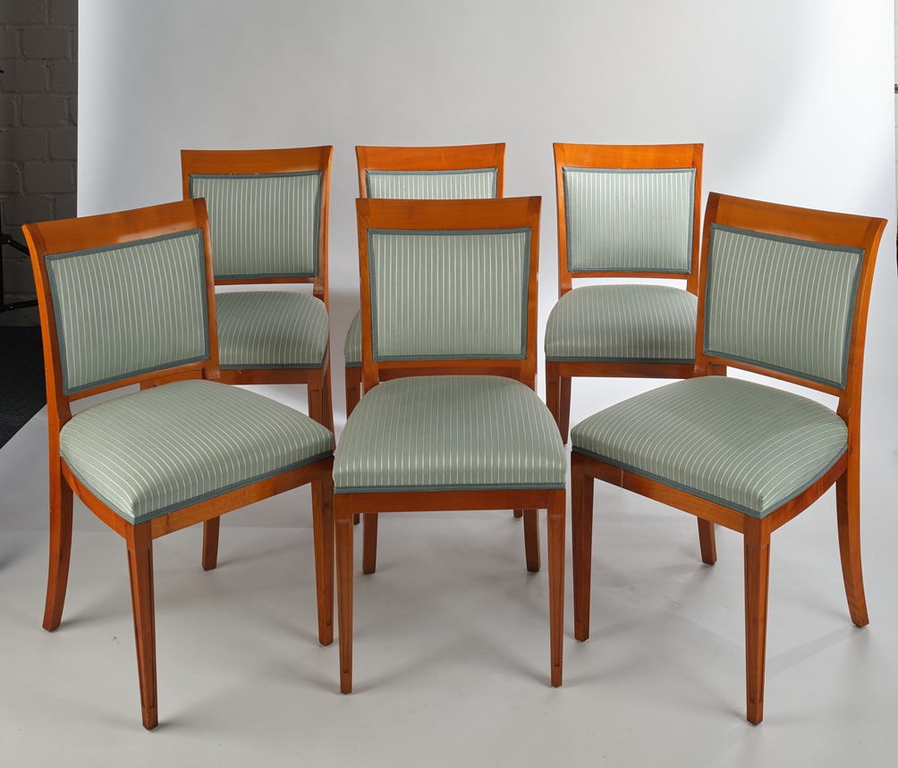 Satz von 6 Stühlen im Biedermeier-Stil, 2. H. 20. Jh., Kirschbaum, Sitze und Rückenlehnen mit hellb