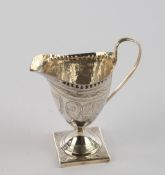 Sahnegießer, Silber 925, London, 1797, helmförmiges Gefäß mit hochgezogenem Henkel auf quadratische