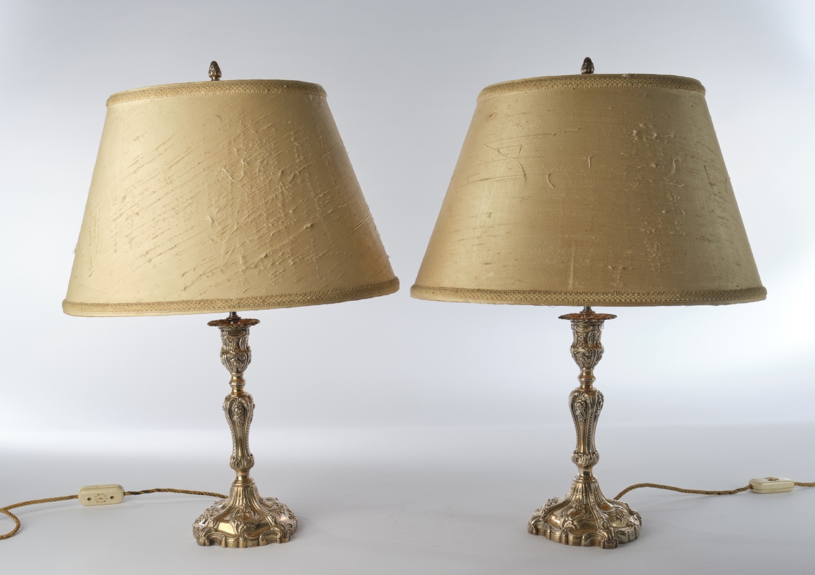 Paar Salonlampen, Rokokostil, 20. Jh., Leuchterschäfte aus Silber 925, Sheffield, 1906, je zweiflam