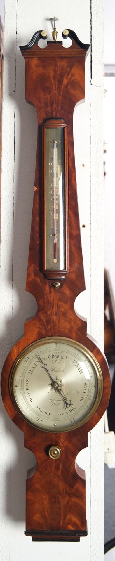 Barometer, England, 19. Jh., Mahagoni, mit Sprenggiebel und bekrönender Ziervase aus Messing, bezei