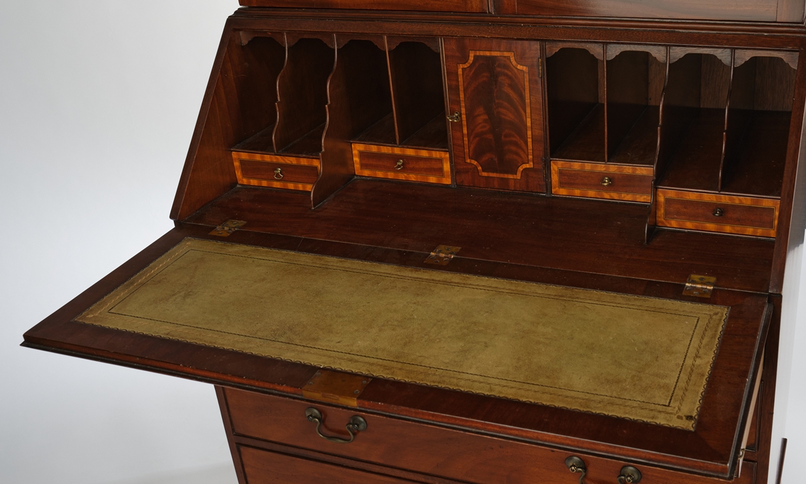 Sekretär / Secretaire Bookcase, Sheraton-Stil, England, 20. Jh., Mahagoni, vierschübiges Pult mit s - Image 4 of 6