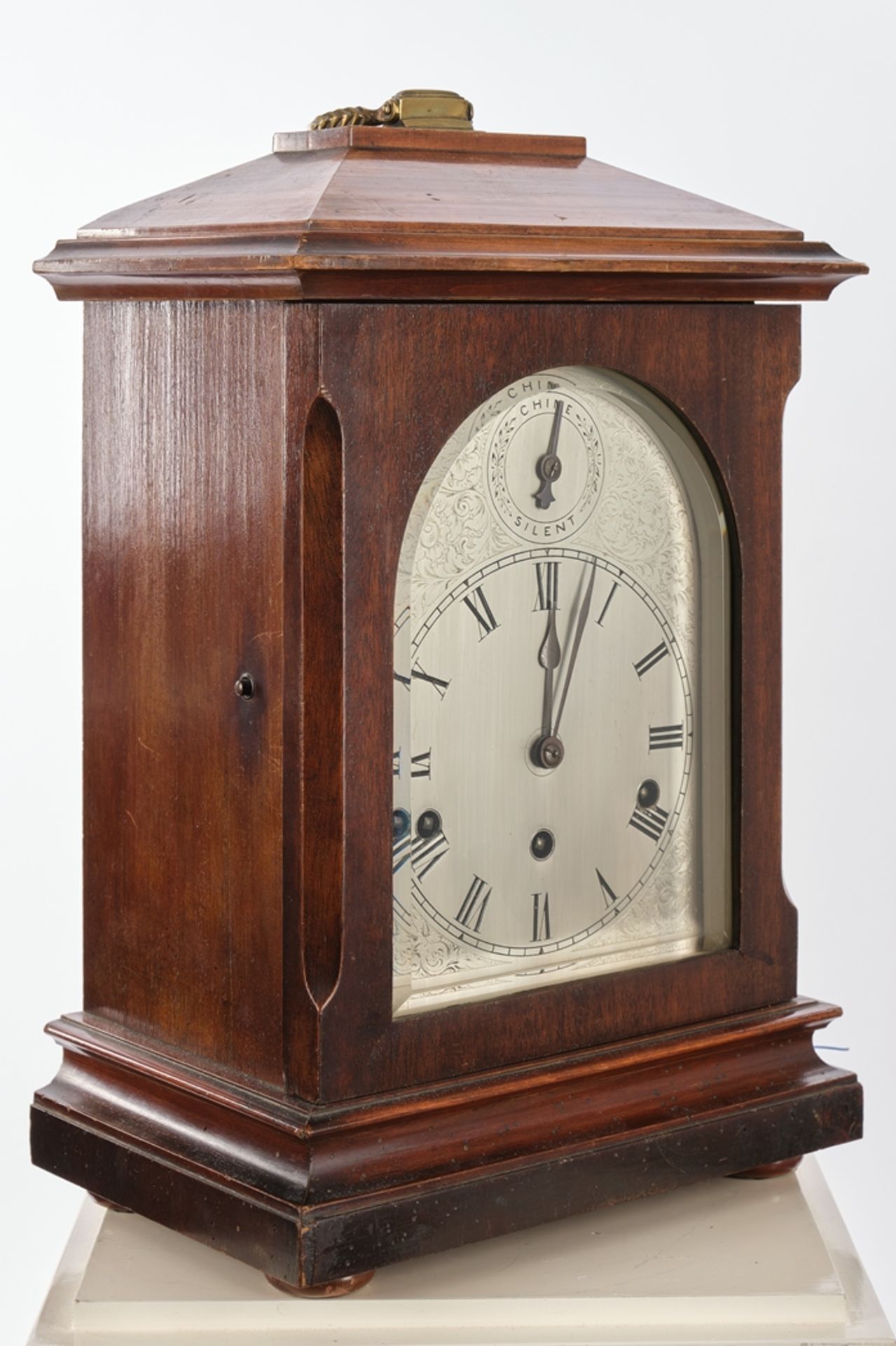 Bracket-Clock, deutsch, um 1900, Mahagonigehäuse, Tragegriff, silberfarbenes Zifferblatt, obere Sch - Image 2 of 4