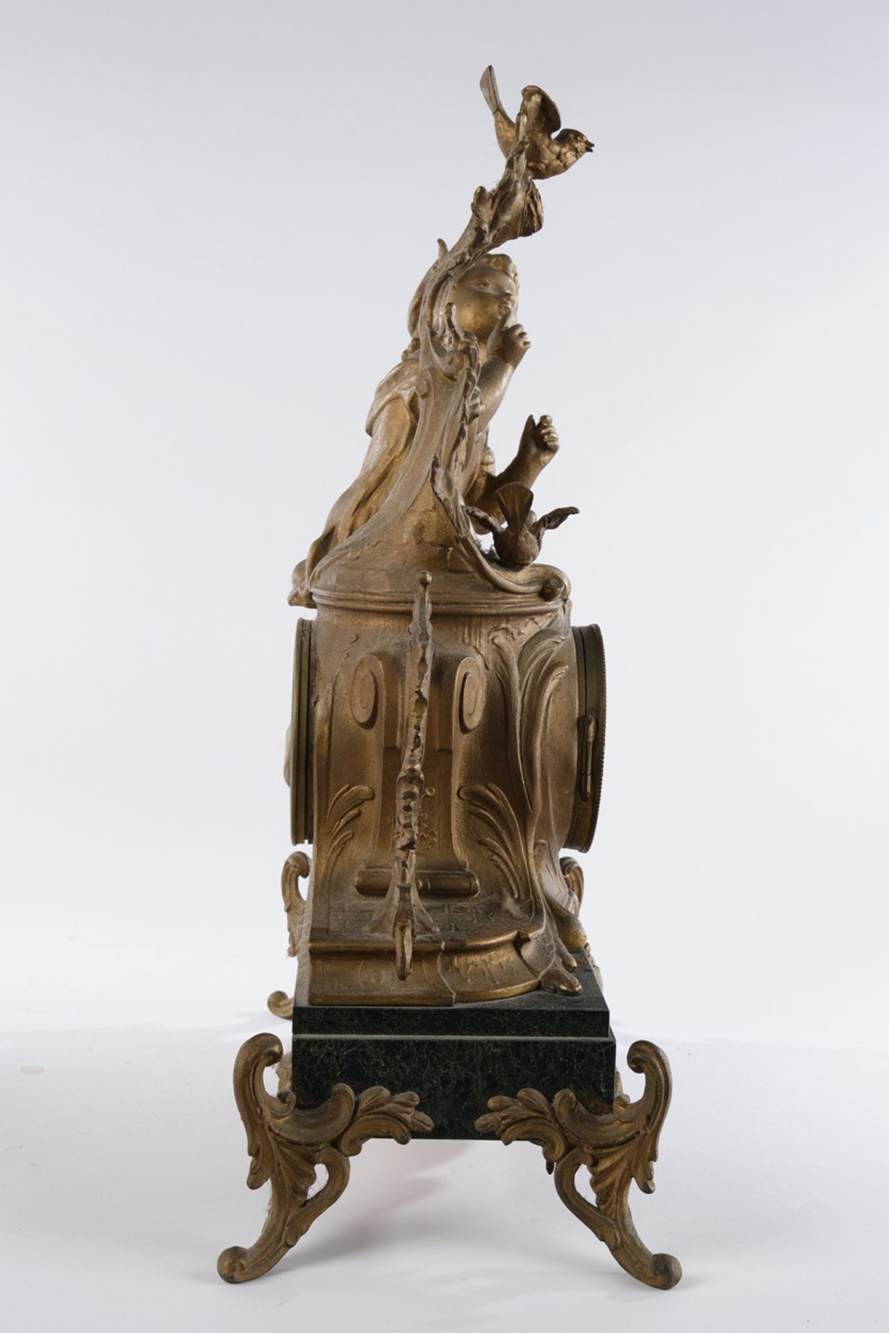 Figurenpendule, "Knabe mit Vogelnest", Frankreich, um 1870, Zinkguss, bronziert, Marmorsockel auf F - Bild 4 aus 6