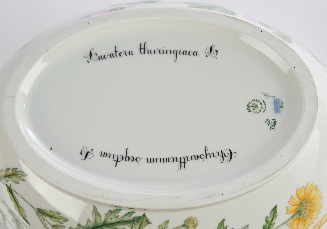 Große Deckelterrine auf Présentoir, "Flora Danica", Royal Kopenhagen, 2. Hälfte 20. Jh., Modellnumm - Image 9 of 10