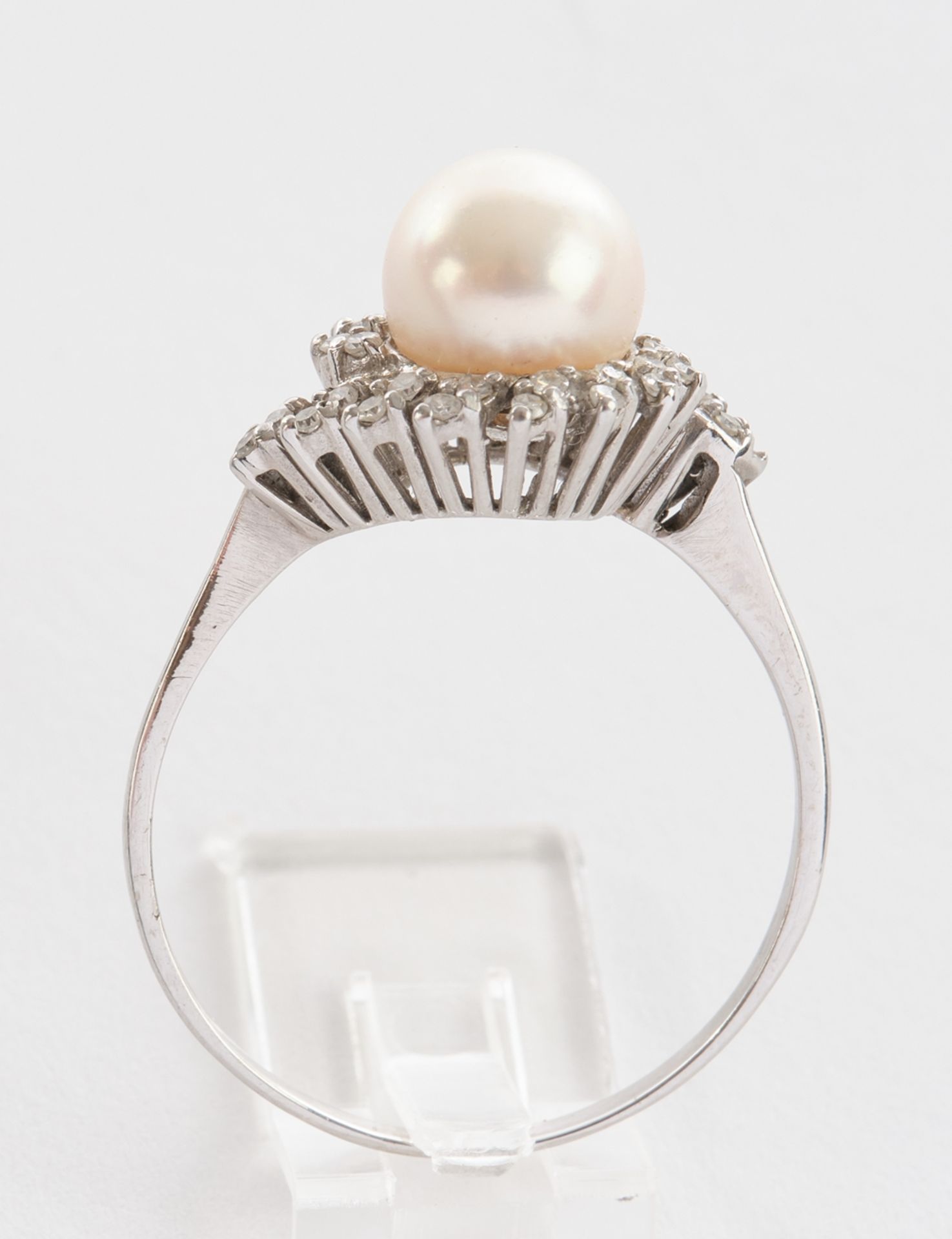 Blütenring, WG 750 geprüft, mit Perle und Brillanten, 31 Achtkantdiamanten (ein Stein fehlt), 4.1 g - Bild 3 aus 3