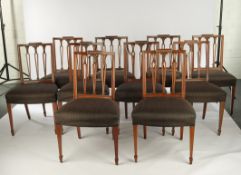 Satz von 10 Stühlen im Hepplewhite-Stil, England, um 1770, Mahagoni, davon zwei Armlehnstühle, trap