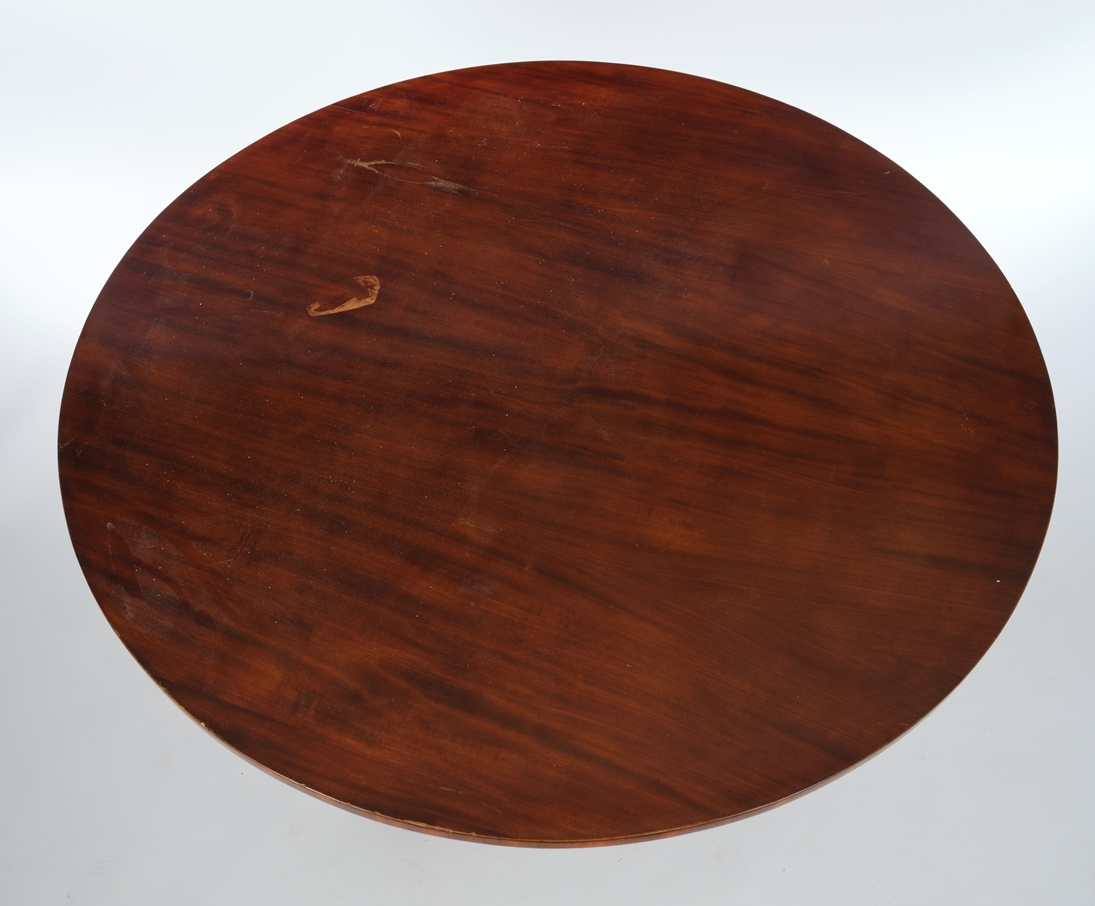 Salontisch, 19. Jh., Mahagoni furniert, runde Platte aufstellbar, hexagonaler Schaft über dreipassi - Image 2 of 3