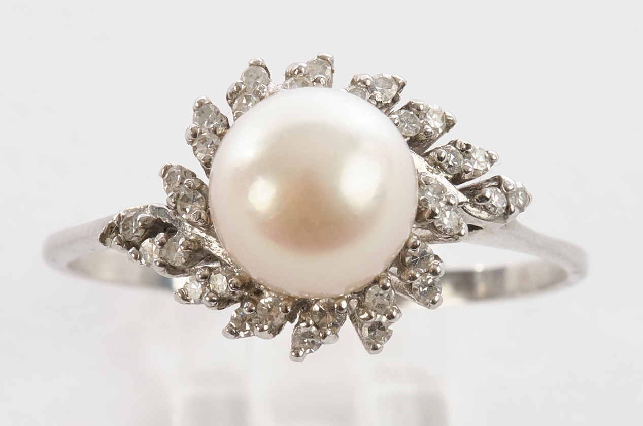 Blütenring, WG 750 geprüft, mit Perle und Brillanten, 31 Achtkantdiamanten (ein Stein fehlt), 4.1 g