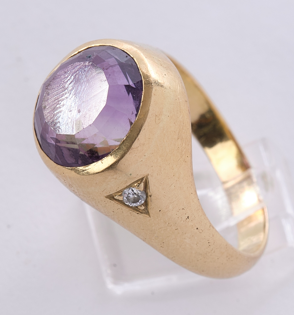 Herrenring, GG 750, Amethyst, seitlich je ein Brillant zusammen. 0.05 ct., Gesamtgewicht ca. 12.8 g - Image 2 of 3