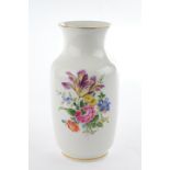 Vase, Meissen, Schwertermarke, 1. Wahl, Rouleau-Form, bunte Blumen, Goldrand, 29.7 cm hoch