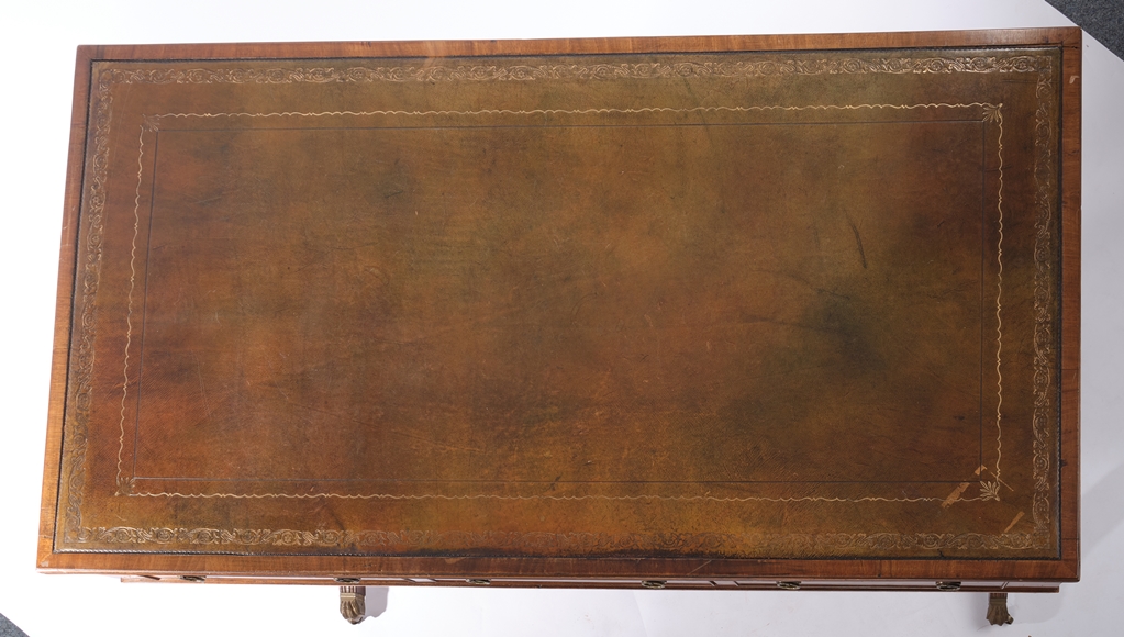 Partners Desk, England, Regency-Stil, um 1930, Mahagoni, Platte mit goldgeprägter Lederauflage sowi - Image 5 of 6