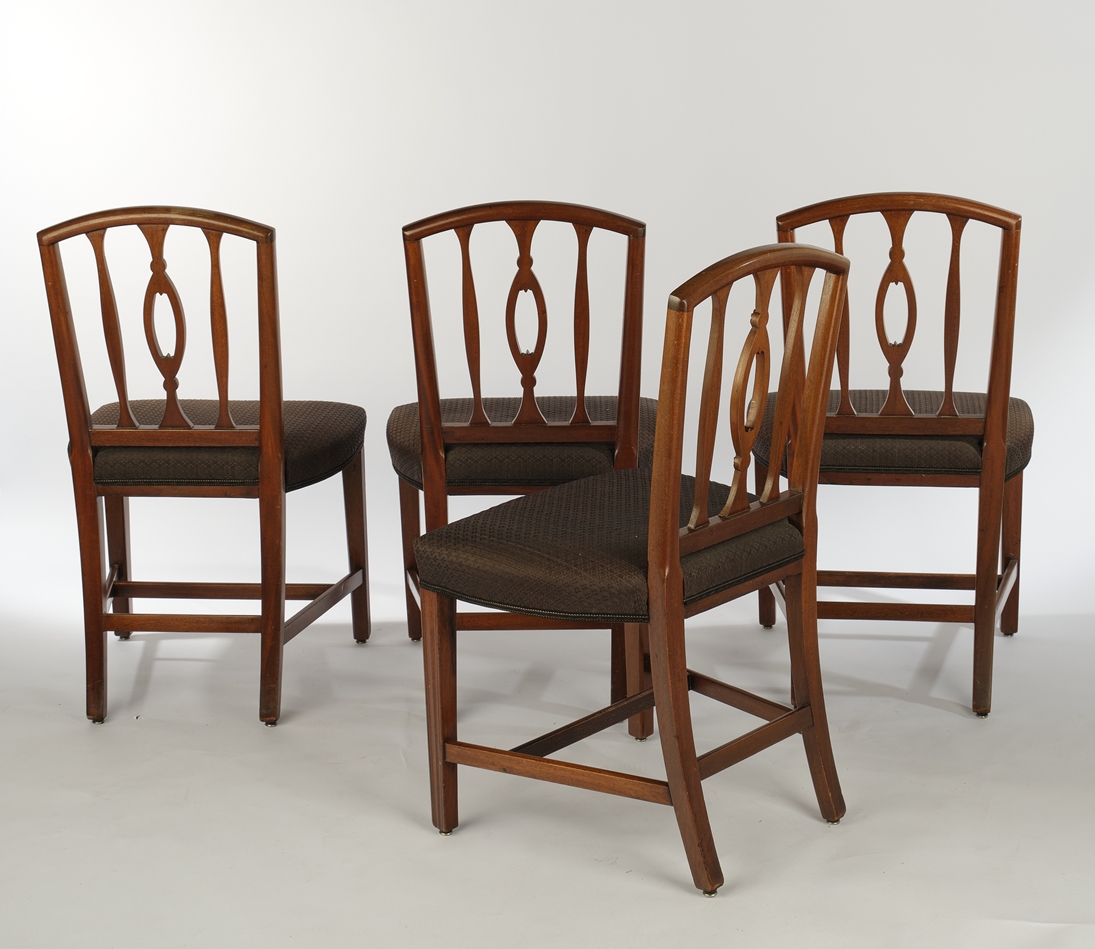 Satz von 4 Stühlen im Hepplewhite-Stil, England, um 1780, Mahagoni, trapezförmige Sitze vorne auf k - Image 2 of 2