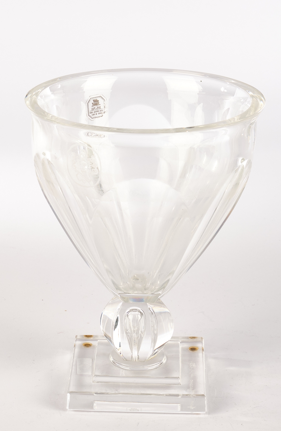 Vase, Murano, 1994, farbloses Kristallglas, facettierter Korpus auf quadratischem Fuß, Wappenkartus
